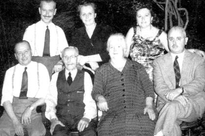 Un retrato de los Sívori, la rama materna. De pie: Oscar, Regina –mamá del papa Francisco– y Catalina. Sentados: Vicente, el “nonno” Francisco, la “nonna” María Gagna y Luis Juan.