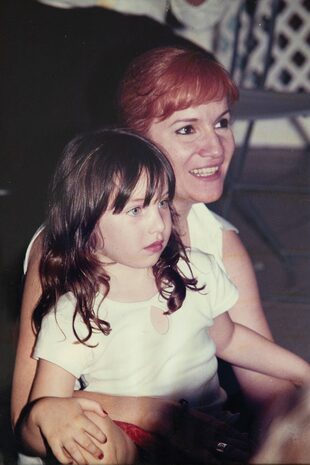 Un retrato de Rocío en su infancia junto a su mamá, Lucía Galán. 