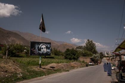 Un retrato del fallecido héroe mujaidín Ahmad Shah Massoud en la ruta hacia el valle de Panjshir, en el norte de Afghanistan