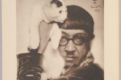Portrait de Foujita au chat 1927. Un retrato del pintor, junto a un gato, animal que lo inspiró a lo largo de los años
