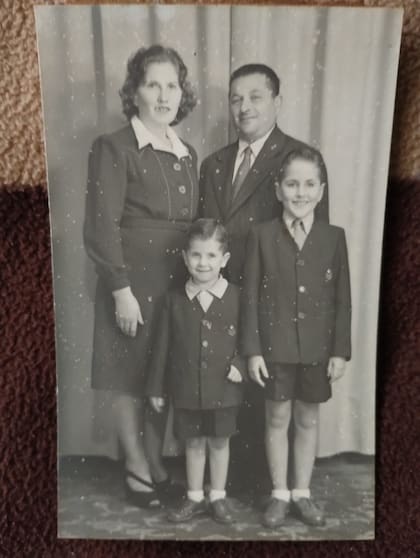 Un retrato familiar de José Tcherkaski, de 1949. "En la foto, mi padre tenía 44 años. Mi madre, Berta, 39 años. Mi hermano Osvaldo 11 y yo 6 años", dice José.
