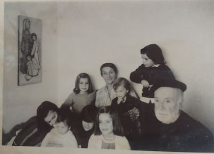 Un retrato familiar donde aparecen los abuelos de la autora de "Nombre de familia"