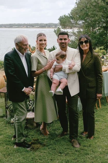Un retrato familiar
para el recuerdo: Angie, Augusto y Alessandro, junto con Jorge Landaburu y Ángeles Cibils, los padres de Angie