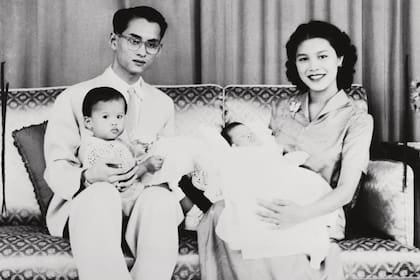 Un retrato familiar tomado en septiembre de 1952. La reina Sirikit sostiene al príncipe recién nacido, heredero directo del trono, mientras que el Rey tiene en brazos a la princesa Ubolratana