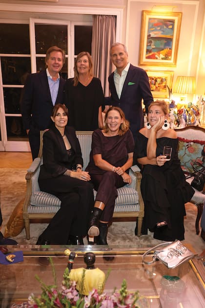 Un retrato
formal y a pura
sonrisa de los
anfitriones, Leo
Montes y Javier
Iturrioz, con las
chicas de Bahía
de los Moros,
el country
de playa en
Necochea. Entre
ellos, María
Victoria de las
Carreras. Abajo, de izquierda a derecha: Danu Galito, Juana Hoeffner y Ximena Lafuente