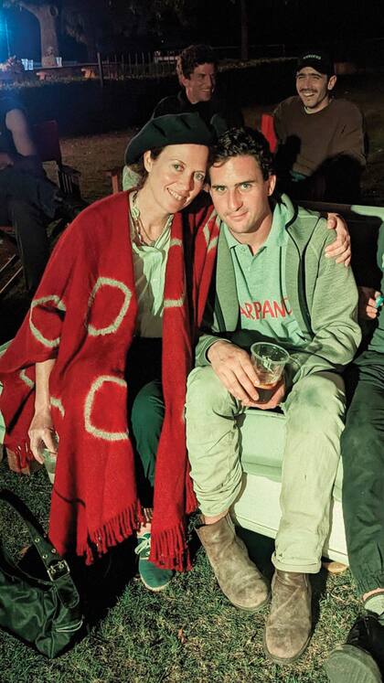 Un retrato lindísimo de Ernestina con su hijo Cruz, mellizo de Justo, y organizador del evento.