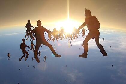 Un retrato obtenido con una cámara GoPro durante un salto colectivo de paracaidismo de 138 personas en 2012