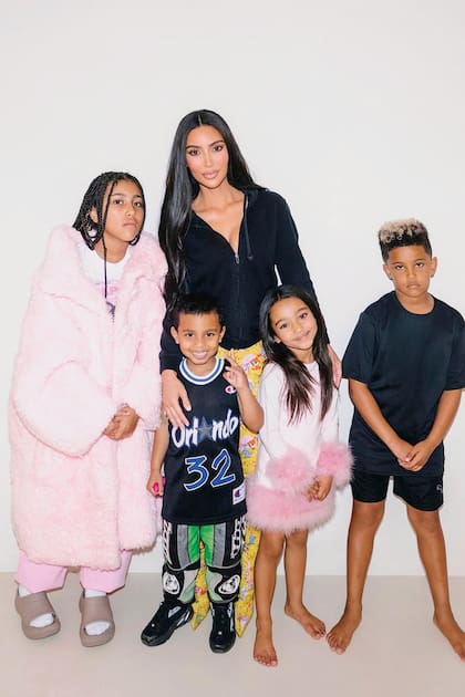 Un retrato poco frecuente: Kim con sus cuatro hijos: North, Saint, Chicago y Psalm West.