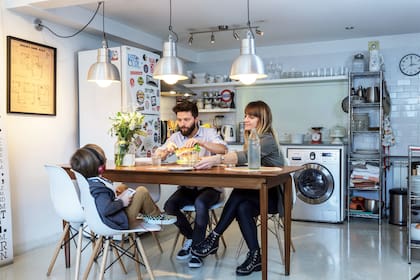 Un revestimiento de ‘subway tile’ blanco, una campana de acero inoxidable y dos estanterías de guardado dieron a la cocina un aire renovado