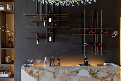 Un revestimiento micáceo que combina con el resto de los tonos chocolate (D156-3) en un departamento de pocos metros, con ambientes integrados.