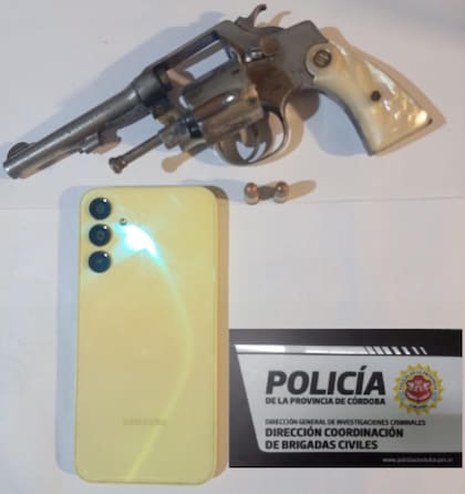 Un revólver, municiones y un teléfono móvil secuestrados durante los procedimientos realizados en el marco de la investigación