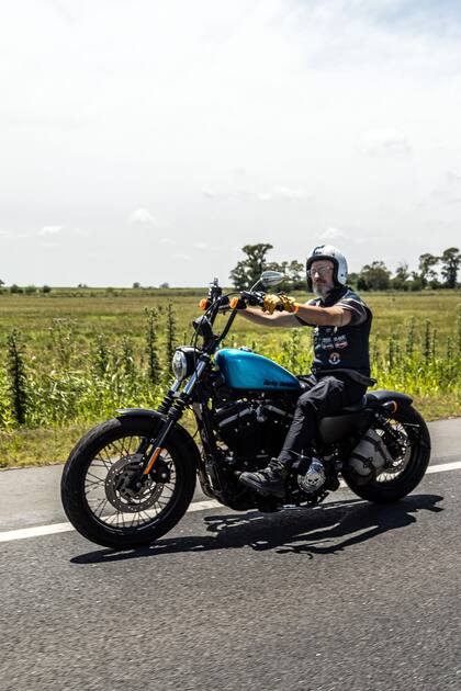 Un rider de Harley Davidson montando su Forty-Eight rumbo a Capitán Sarmiento