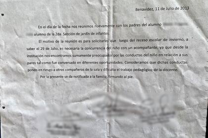 "Un riesgo para otros compañeros": Verónica conserva la carta que recibió de los directivos del colegio de su hijo cuando estaba en sala de 4