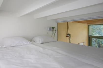 Un rincón de descanso en altura que se asoma al estar y al paisaje.