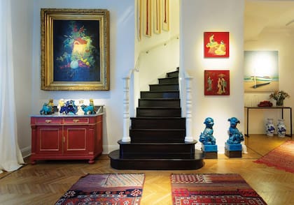 Un rincón de influencia oriental ambientado por Cairncross, donde la escalera marca un eje notable con sus peldaños pintados de negro