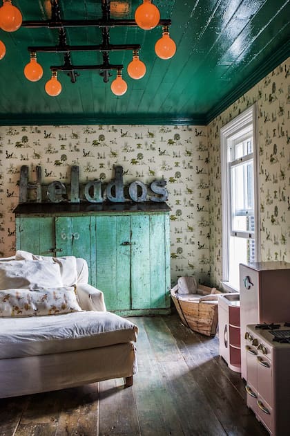 Un rincón de la casa de Pablo Ledesma, verdadero mago de la madera