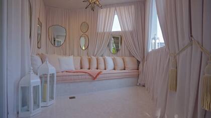 Un rincón de relax en tonos rosados y rodeado de velas