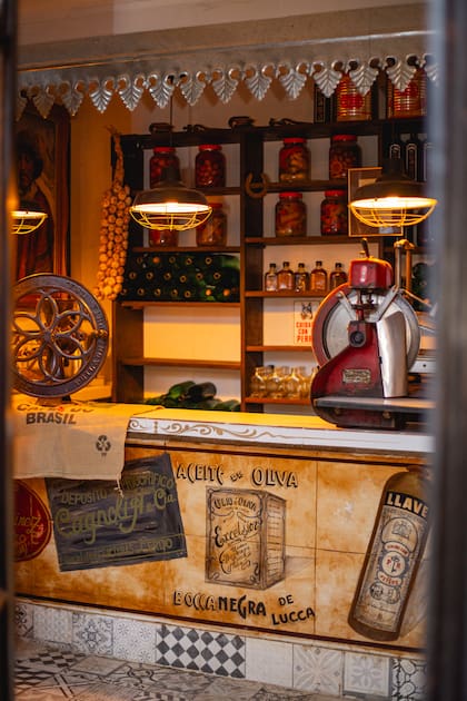 Un rincón del bodegón ambientado como despensa y almacén de los años 40