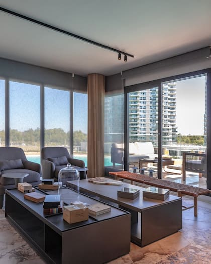 Un rincón del departamento de Experiencia Living que Adriana Randazzo creó tomando como inspiración un empresario internacional carismático, culto y elegante por naturaleza.