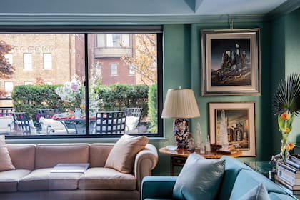 Un rincón del living y la amplia ventana por la que entra la luz desde la terraza.