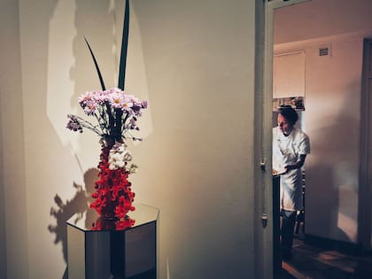 Un rincón del restaurante, y ella, de fondo