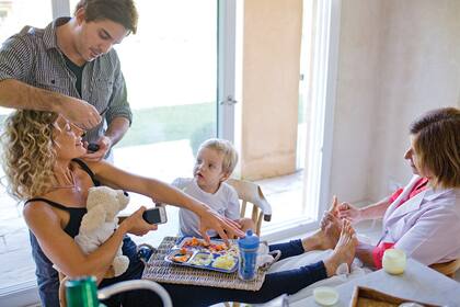 Un rincón donde pasa de todo. Maru se reserva espacios para mantenerse linda sin descuidar el día a día con sus hijos (en la foto, con Juan Ignacio)