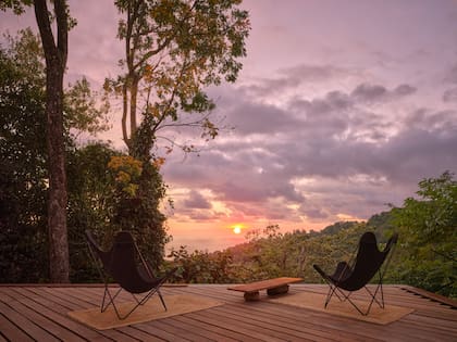 Un rincón suspendido entre la selva y el cielo, ideal para ver caer el sol.