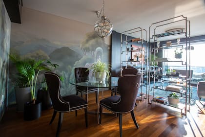 Un rincón verde y especies más pequeñas en estantes y centro de mesa.