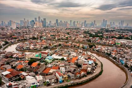 Un río de aguas contaminadas en Yakarta, Indonesia