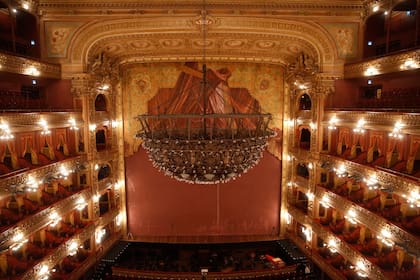 La araña pesa 1300 kilos y tiene 571 lámparas