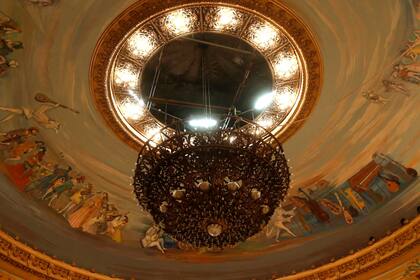 La limpieza de la imponente lámpara de la sala del Teatro Colón, es un ritual que se repite todos los años