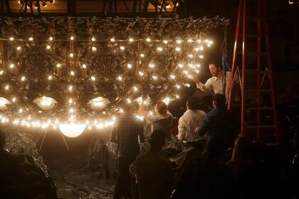 La suciedad hace que haya que cambiar las lamparitas todos los años, una vez terminada la limpieza, se encienden las luces y al comprobar que todo esta en condiciones se la vuelve a subir