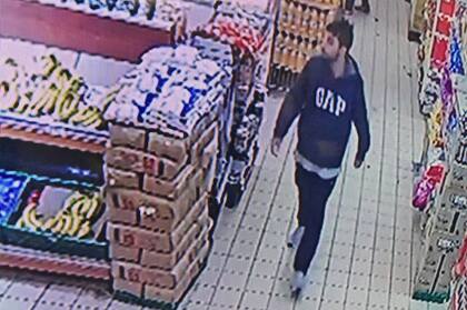 El joven que escondió entre sus ropas una bebida alcohólica