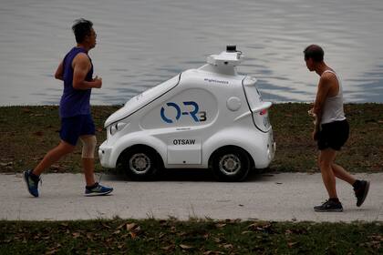 Un robot controla y advierte a los corredores sobre el distanciamiento, en Singapur.