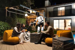 Un robot de la firma Tesla, en funciones casi humanas