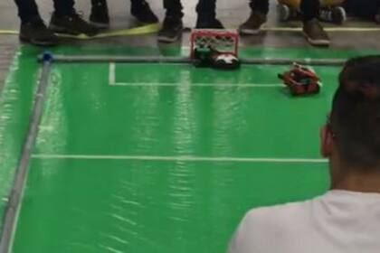 Un robot defiende su arco ante la inminencia del gol
