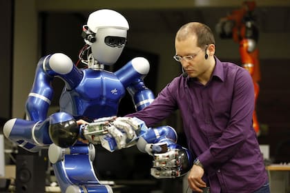 Un robot humanoide de la agencia espacial alemana ensaya algunos movimientos para poner a prueba sus extremidades