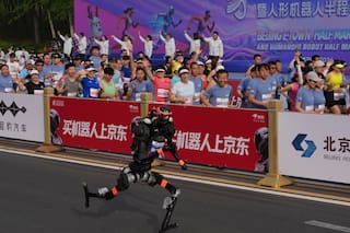Un robot humanoide gana en Beijing y supera el récord mundial humano de medio maratón