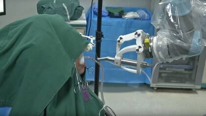 Un robot implantó dos dientes impresos en el momento a una paciente china