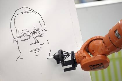 Un robot realiza una ilustración en la feria CeBIT de Hannover, Alemania