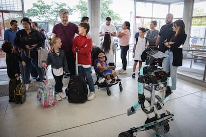 Un robot recibió a los chicos en el primer día de clases de la escuela Estación Buenos Aires