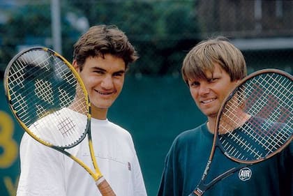 Un Roger Federer adolescente y Peter Carter, su formador.