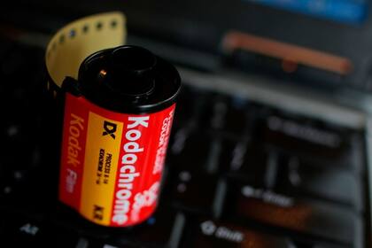Un rollo de Kodachrome, un producto que Kodak discontinuó en los últimos años, tras el vertiginoso avance de la fotografía digital
