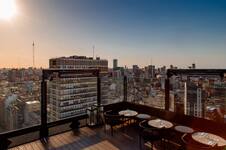 El rooftop argentino que fue elegido entre los mejores bares del mundo y cuál es su plato estrella 