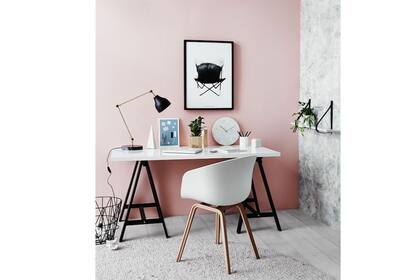 Un rosa viejo es fresco e invita a la concentración, por lo que es una buena alternativa para un escritorio femenino