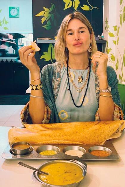 Un sabor típico. La modelo y su novio se deleitaron con una dosa (crêpe de la cocina de India).