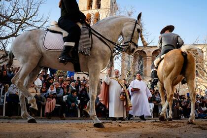 Un sacerdote bendice algunos caballos durante la ceremonia tradicional de bendición de animales "Beneides" (bendiciones en lengua mallorquina) que marca el día de San Antón (San Antonio), patrón de los animales, en Muro, en Mallorca. 