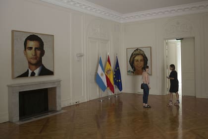 Un salón con los retratos del rey Felipe VI y su madre, la reina Sofía