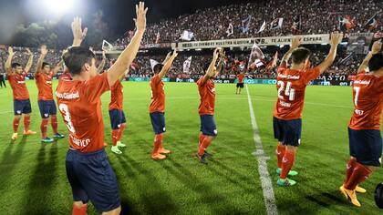 Un saludo como en los 60: Tagliafico, el capitán, un paso detrás del equipo; la historia juega
