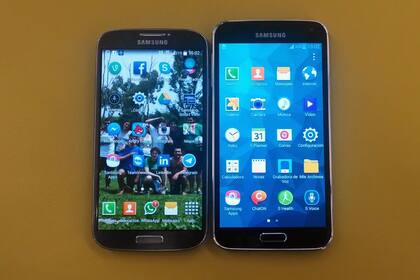 Un Samsung Galaxy S4 junto a un Galaxy S5